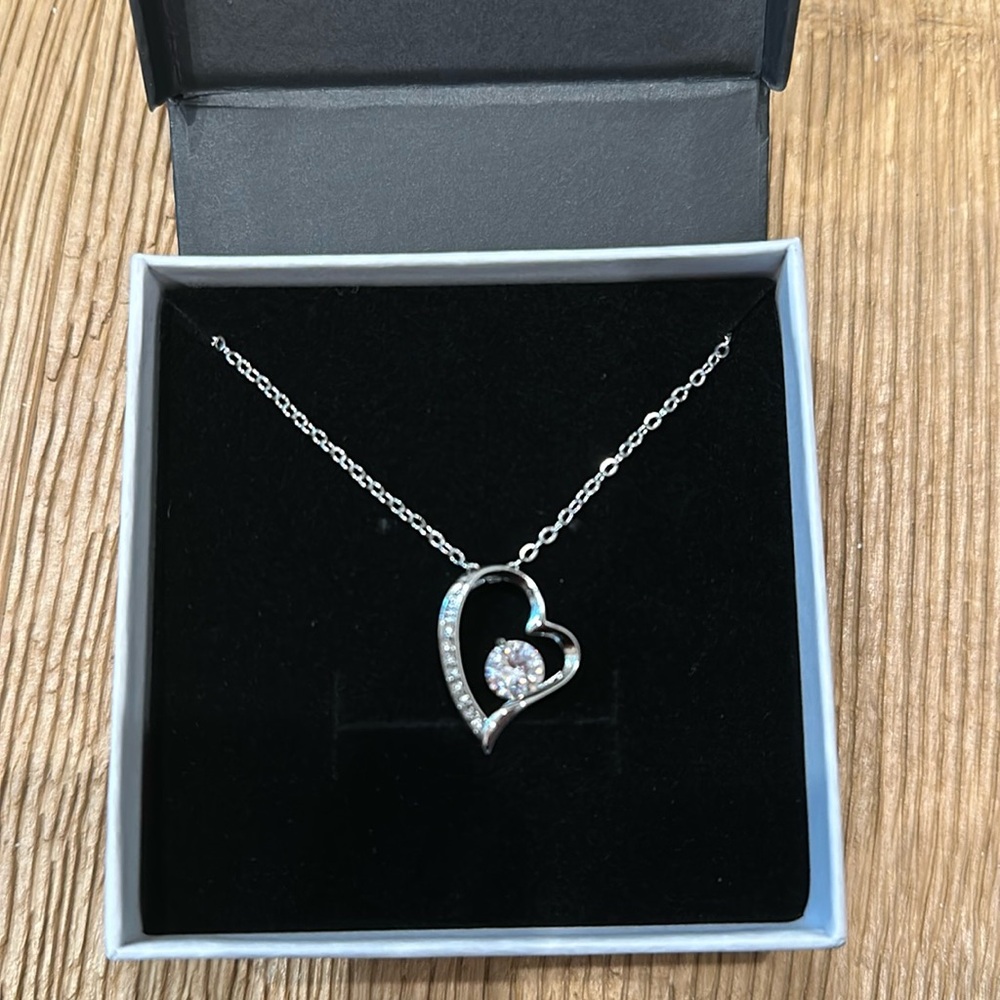 Silver color bear necklace